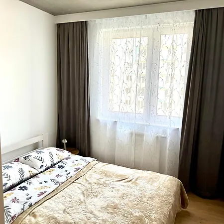 Piastow - Parking Apartment Krakau